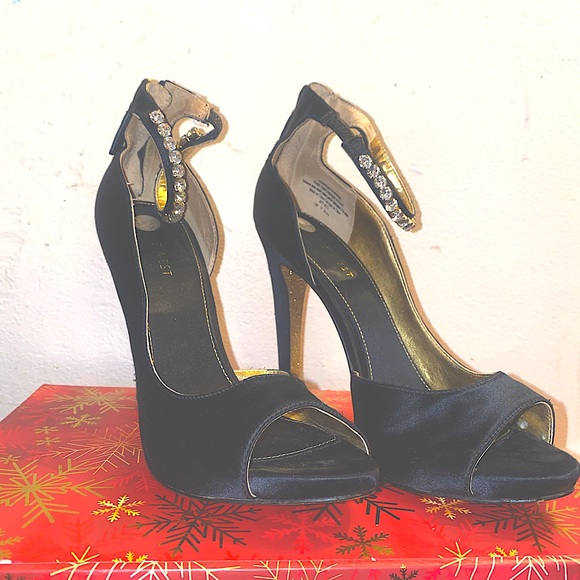 Size 7.5 Black classy sexy heels with glitter gold on the bottom diamond straps. - Picture 2 of 4